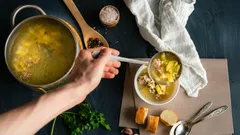 Waarom je soep altijd zonder deksel moet koken: een chef onthult de echte reden