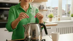 Zo voorkom je kalkaanslag in je waterkoker: dit simpele ingrediënt helpt